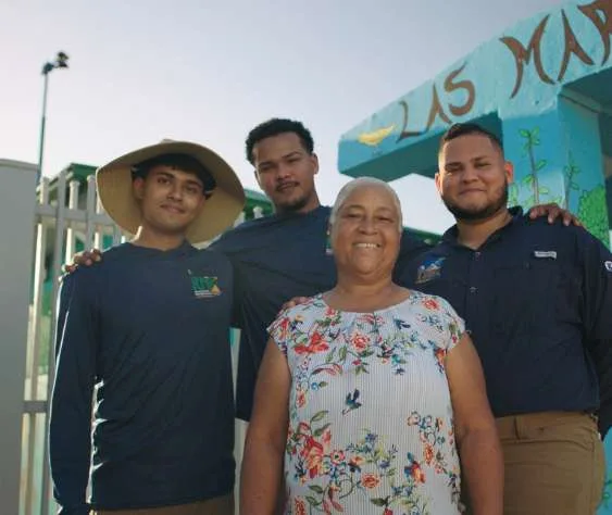 equipo de punto educativo - tres jovenes y una dama